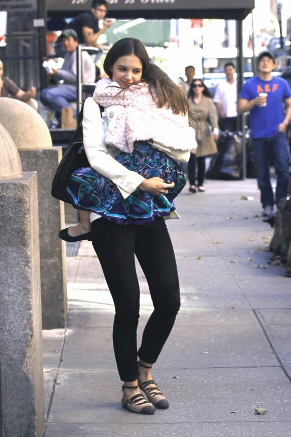 Katie Holmes et sa fille Suri Cruise, avec un look spécial, à New York. 9 novembre 2011