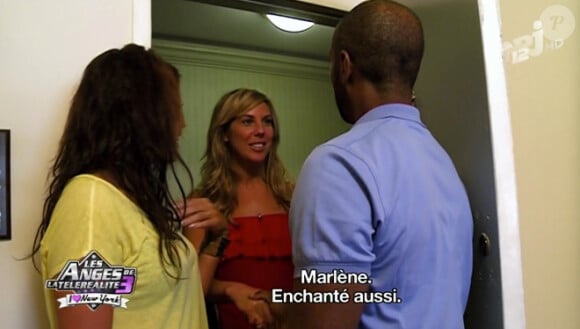 Carine et Marlène, lors de leur rendez-vous chez Darrell (épisode 34 - Les Anges de la Télé-Réalité 3 / jeudi 10 novembre 2011).