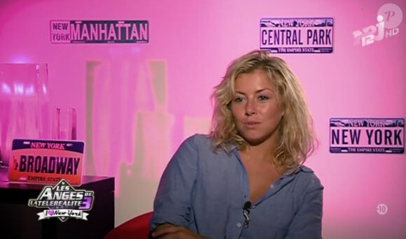 Stéphanie accepte de remplacer Emilie au pied levé dans le clip de Mathieu (épisode 34 - Les Anges de la Télé-Réalité 3 / jeudi 10 novembre 2011).