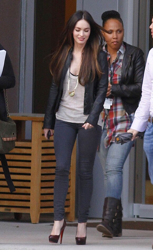 Megan Fox sort de sa visite aux vétérans, à Los Angeles, le vendredi 11 novembre 2011.