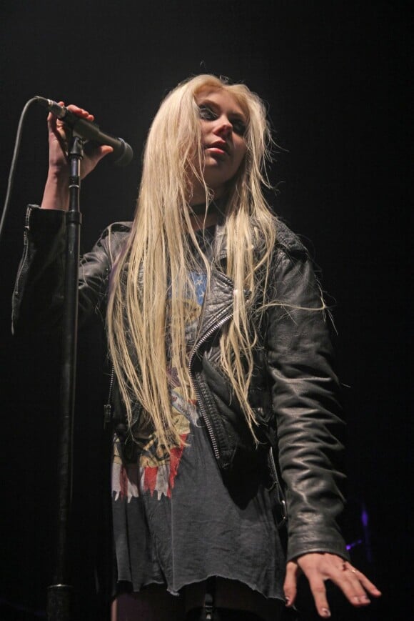 Cheveux blonds platine et noir sous les yeux, Taylor Momsen prend très à coeur son rôle de star du rock. Leeds, le 12 novembre 2011.