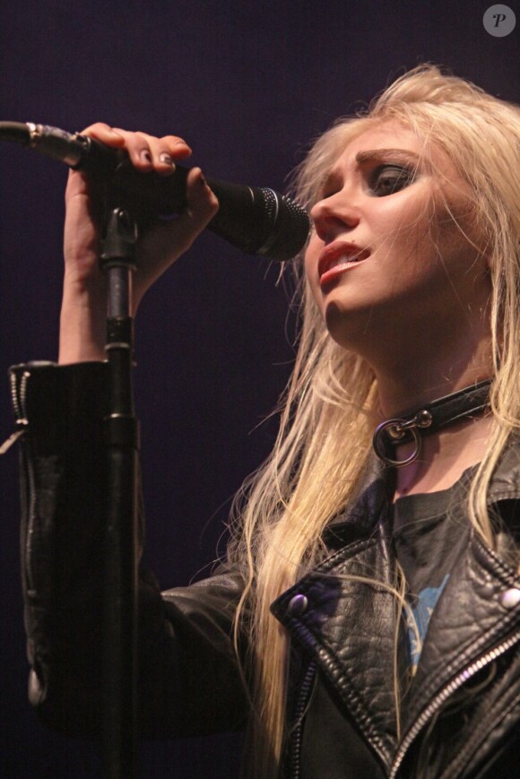 Taylor Momsen et son groupe The Pretty Reckless, sur la scène de l'O2 Academy de Leeds, le 12 novembre 2011.