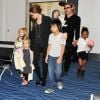 Brad Pitt et Angelina Jolie, avec leur tribu, quittent le Japon et se rendent au Vietnam. 10 novembre 2011