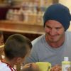 David Bekcham est un papa fier de son fils Cruz en pleine activité manuelle dans un Color Me Mine de Los Angeles le 13 novembre 2011