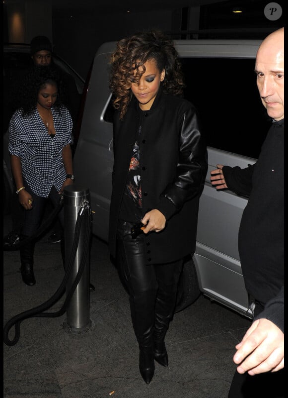 Rihanna : devant le Whisky où elle va fêter l'anniversaire de son frère Rorrey à Londres le 13 novembre 2011 