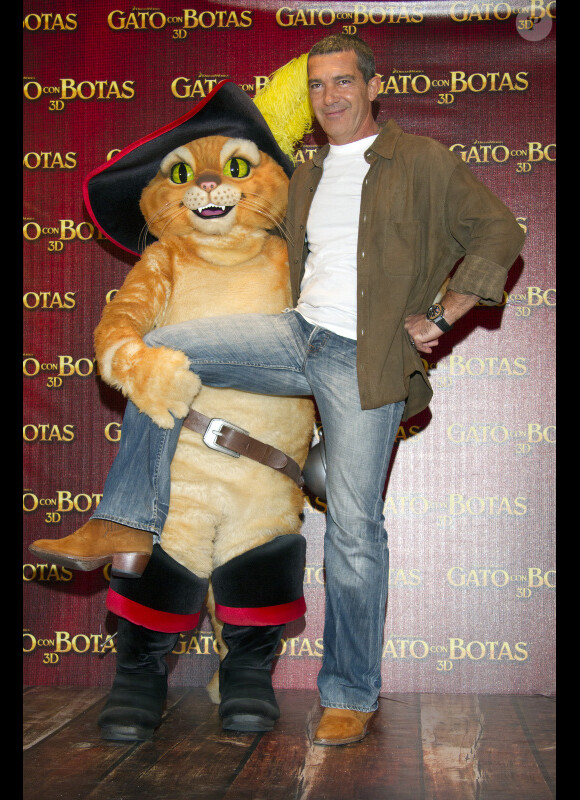 Antonio Banderas s'amuse avec Le Chat Potté, le 15 novembre 2011 à Mexico.