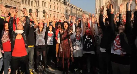 Laura Pausini et ses figurants dans le clip de Non ho mai smesso, deuxième extrait de son album Inedito, sur le parvis de la catédrale de Milan, en compagnie de dizaines de figurants.