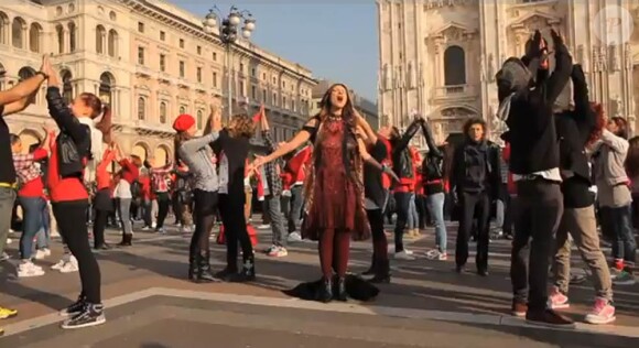 Pour le clip de Non ho mai smesso, deuxième extrait de son album Inedito, Laura Pausini a investi la Piazza Duomo Milano, le parvis de la catédrale de Milan, en compagnie de dizaines de figurants.