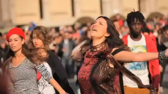 Laura Pausini submergée de fans en plein coeur de Milan