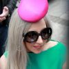 Lady Gaga, surmontée d'un couvre-chef rose à la forme très originale, quitte son Hôtel le Lanesborough à Londres le 16 novembre 2011
 
