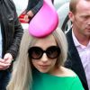 Lady Gaga affiche un sacré chapeau rose à la forme très originale, quitte son Hôtel le Lanesborough à Londres le 16 novembre 2011
 
