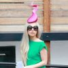 Lady Gaga, surmontée d'un couvre-chef rose à la forme très originale, quitte son Hôtel le Lanesborough à Londres le 16 novembre 2011
 
