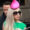 Lady Gaga, surmontée d'un couvre-chef rose à la forme très originale, quitte son Hôtel le Lanesborough à Londres le 16 novembre 2011
 