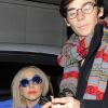 Lady Gaga s'arrête en voiture pour parler à ses fans dans les rues de Londres le 15 novembre 2011 
