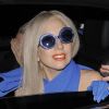 Lady Gaga s'arrête en voiture pour parler à ses fans dans les rues de Londres le 15 novembre 2011 