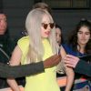 Lady Gaga, vêtue d'une robe jaune, quitte son Hôtel le Lanesborough à Londres le 15 novembre 2011
 
 