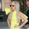 Lady Gaga, vêtue d'une robe jaune, quitte son Hôtel le Lanesborough à Londres le 15 novembre 2011
 
 
