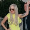 Lady Gaga, très glamour et vêtue d'une robe jaune, quitte son Hôtel le Lanesborough à Londres le 15 novembre 2011
 
 