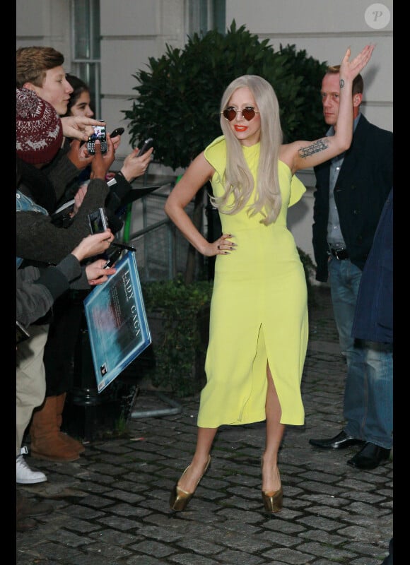 Lady Gaga, très glamour et vêtue d'une robe jaune, quitte son Hôtel le Lanesborough à Londres le 15 novembre 2011
 
 