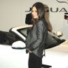 Mila Kunis pose avec style devant le dernier né Jaguar. Los Angeles, le 15 novembre 2011.