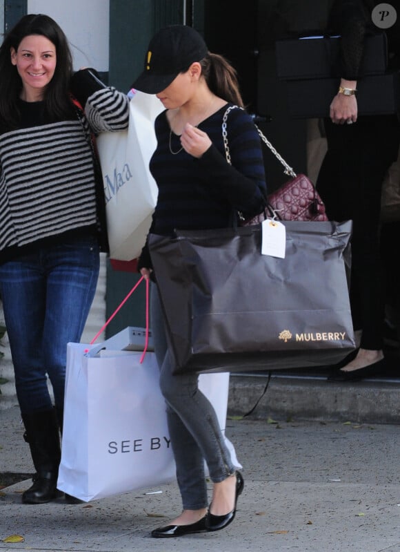 Mila Kunis en pleine séance shopping. Beverly Hills, le 15 novembre 2011.