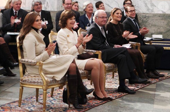 La princesse Madeleine, la reine Silvia, le roi Carl XVI Gustav de Suède, la princesse Victoria et le prince Daniel rassemblés au palais royal le 17 novembre 2011 pour le second World Child and Youth Forum (WCYF), créé en 2010 par la reine Silvia et son époux le roi Carl XVI Gustav de Suède.