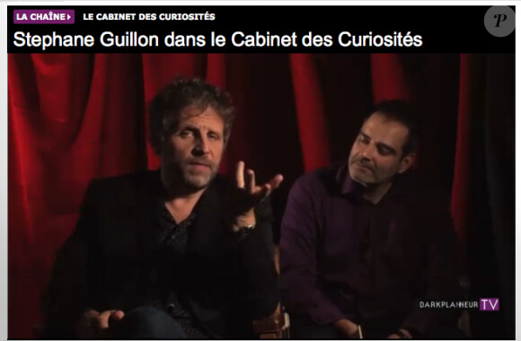 Stéphane Guillon face à Darkplanneur dans son Cabinet des Curiosités.