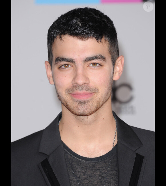 Joe Jonas le 20 novembre 2011 lors des American Music Awards au Nokia Theatre de Los Angeles