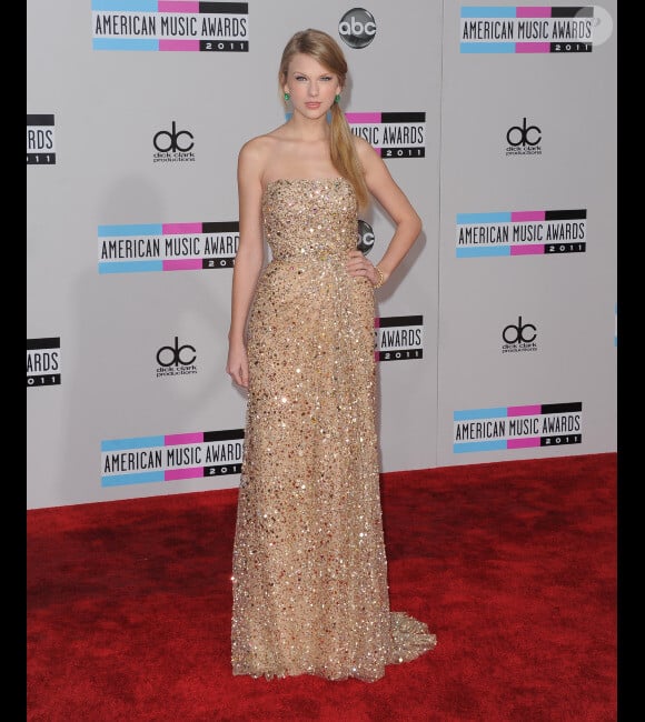 Taylor Swift le 20 novembre 2011 lors des American Music Awards au Nokia Theatre de Los Angeles