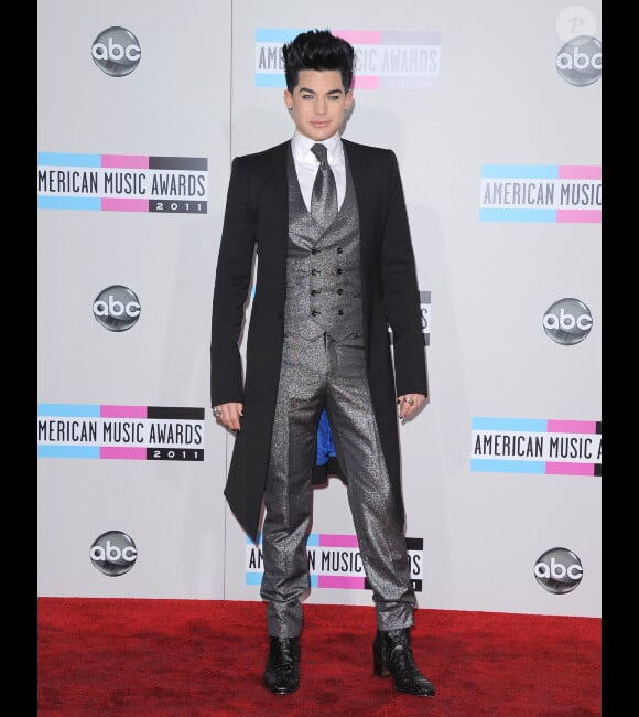 Adam Lambert le 20 novembre 2011 lors des American Music Awards au Nokia Theatre de Los Angeles