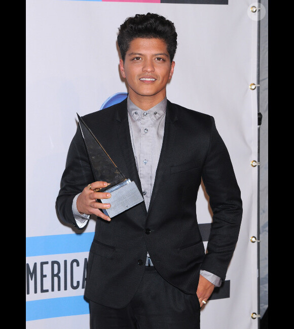 Bruno Mars le 20 novembre 2011 lors des American Music Awards au Nokia Theatre de Los Angeles