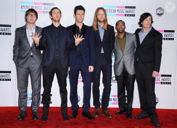 Maroon 5 le 20 novembre 2011 lors des American Music Awards au Nokia Theatre de Los Angeles