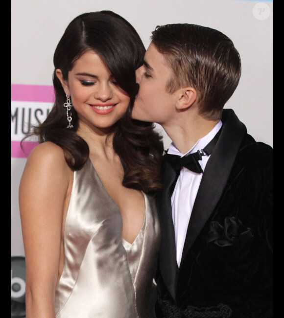Selena Gomez et Justin Bieber le 20 novembre 2011 lors des American Music Awards au Nokia Theatre de Los Angeles