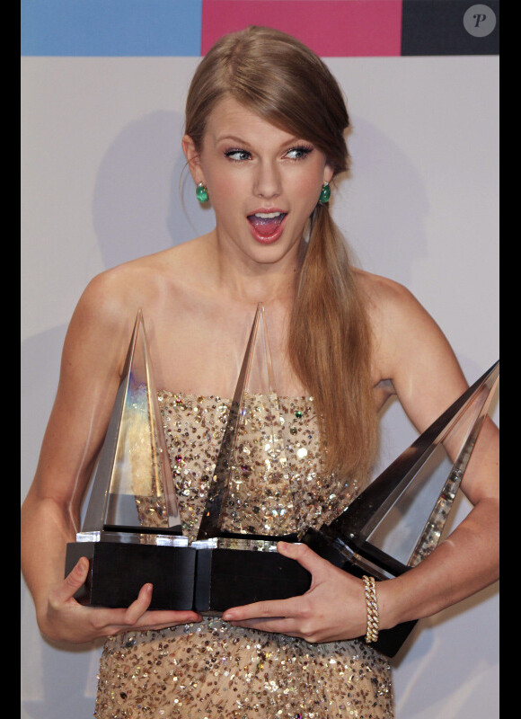 Taylor Swift le 20 novembre 2011 au Nokia Theatre de Los Angeles pour les American Music Awards