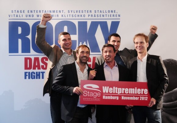 Sylvester Stallone, ses collaborateurs Jojannes Mock O'Hara et Michael Hildebrandt, et les champions de boxe Wladimir et Vitali Klitschko présentent la comédie musicale Rocky à Hambourg, Allemagne, le 20 novembre 2011.