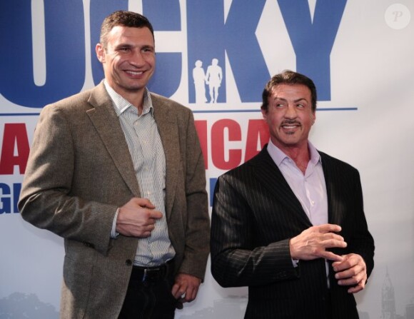 Sylvester Stallone et le champion Wladmir Klitschko présentent la comédie musicale Rocky à Hambourg, Allemagne, le 20 novembre 2011.