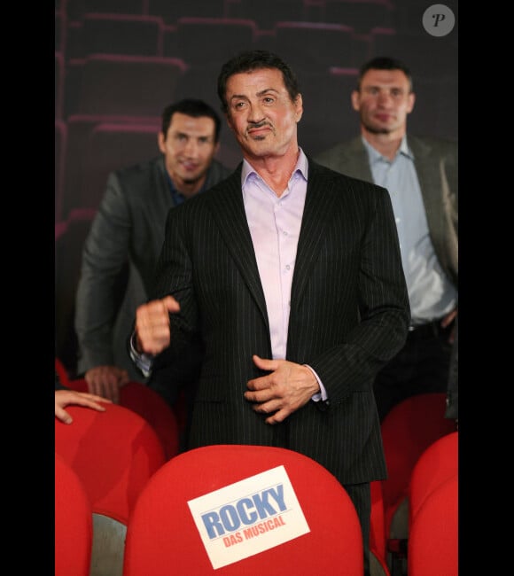 Sylvester Stallone présente fièrement la comédie musicale Rocky à Hambourg, Allemagne, le 20 novembre 2011.