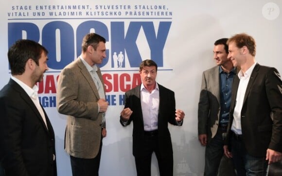 Sylvester Stallone, ses collaborateurs Jojannes Mock O'Hara et Michael  Hildebrandt et les champions de boxe Wladimir et Vitali Klitschko présentent la comédie musicale Rocky à Hambourg, Allemagne, le 20 novembre 2011.