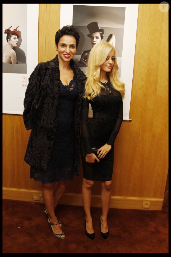 Zahia Dehar et Farida Khelfa lors de la présentation des photos du livre de Christian Louboutin à la galerie du Passage à Paris le 21 novembre 2011