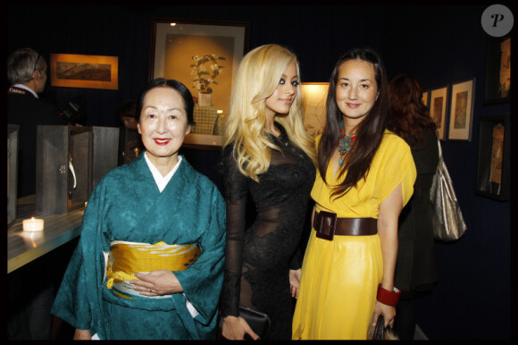 Zahia, Setsuko et Harumi Klossowska à la galerie du Passage le 21 novembre 2011