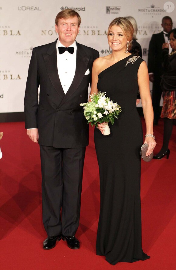 La princesse Maxima et son époux le prince Willem-Alexander des Pays-Bas à l'avant-première de Nova Zembla, à Amsterdam, le 21 novembre 2011.