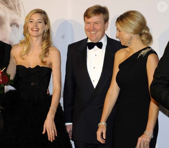Doutzen Kroes, le prince Willem-Alewander des Pays-Bas et son épouse Maxima à l'avant-première de Nova Zembla, à Amsterdam, le 21 novembre 2011.