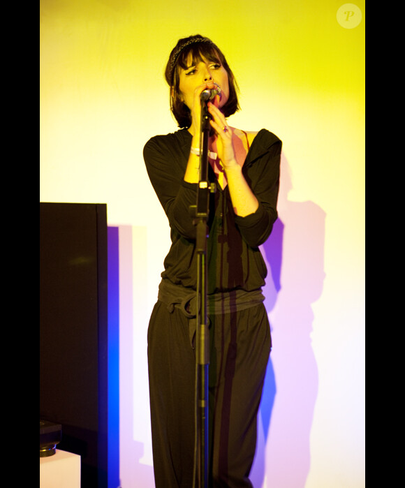 La talentueuse Liza Manili a chanté lors de la soirée Princesse Tam Tam le 18 novembre 2011 à Paris