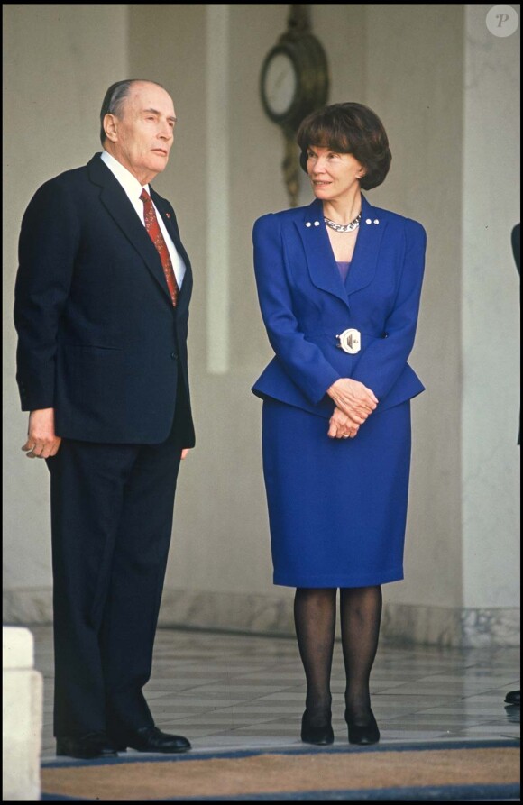 Danielle et François Mitterrand, à Paris, en avril 1992.
