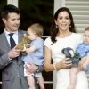 La princesse Mary et le prince Frederik de Danemark posent avec leurs enfants les jumeaux Vincent et Josephine, sur le seuil de l'Admiralty House à Sydney en Australie le 20 novembre 2011