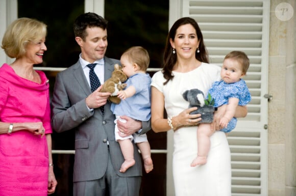 La princesse Mary et le prince Frederik de Danemark posent avec leurs enfants les jumeaux Vincent et Josephine, sur le seuil de l'Admiralty House à Sydney en Australie le 20 novembre 2011