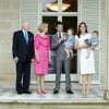 La princesse Mary et le prince Frederik de Danemark posent avec leurs enfants les jumeaux Vincent et Josephine, sur le seuil de l'Admiralty House, avec la gouverneure Quentin Bryce et son époux, à Sydney en Australie le 20 novembre 2011