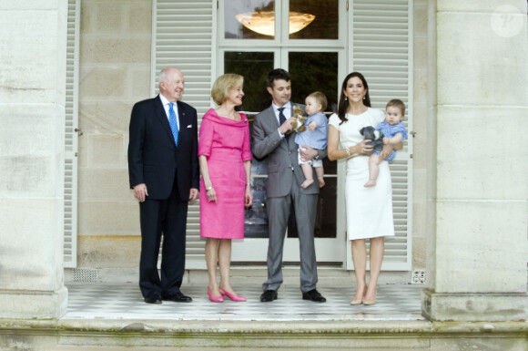La princesse Mary et le prince Frederik de Danemark posent avec leurs enfants les jumeaux Vincent et Josephine, sur le seuil de l'Admiralty House, avec la gouverneure Quentin Bryce et son époux, à Sydney en Australie le 20 novembre 2011