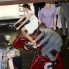 La princesse Mary et le prince Frederik de Danemark font du vélo pour produire l'énergie nécessaire à fabriquer leurs jus de fruits au sein de l'exposition Curating Cities en Australie le 20 novembre 2011