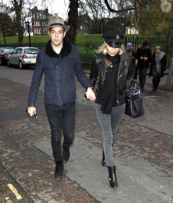 Kate Moss et Jamie Hince dans les rues de Londres pour aller inspecter les travaux de leur nouvelle maison. Le 23 novembre 2011